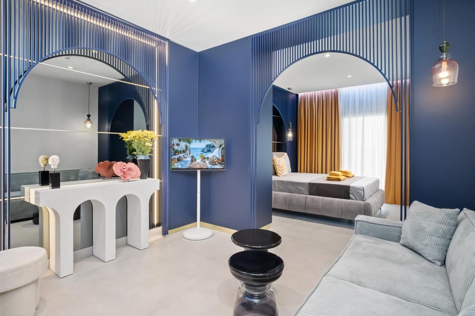 Bed, TV and multimedia, Living room, Photo of the whole room, Seating area, Bedroom