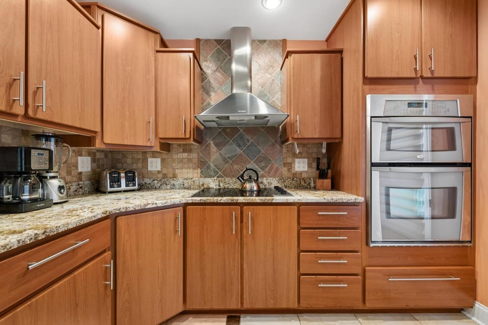 Coffee/tea facilities, dishwasher, oven, stove