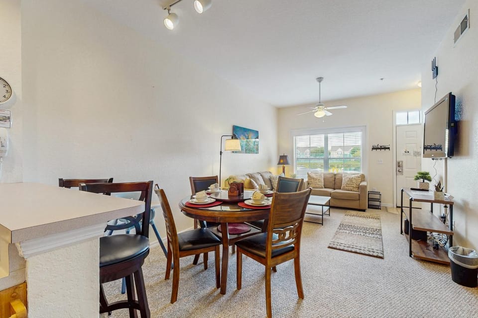 TV and multimedia, Living room, Seating area, Dining area