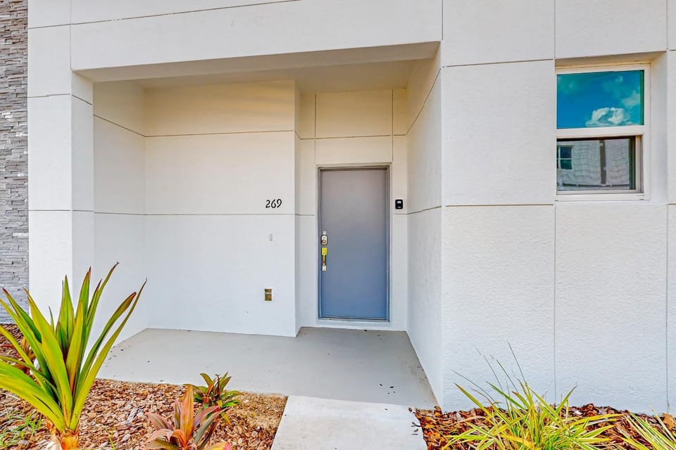 Property building, Facade/entrance, Day