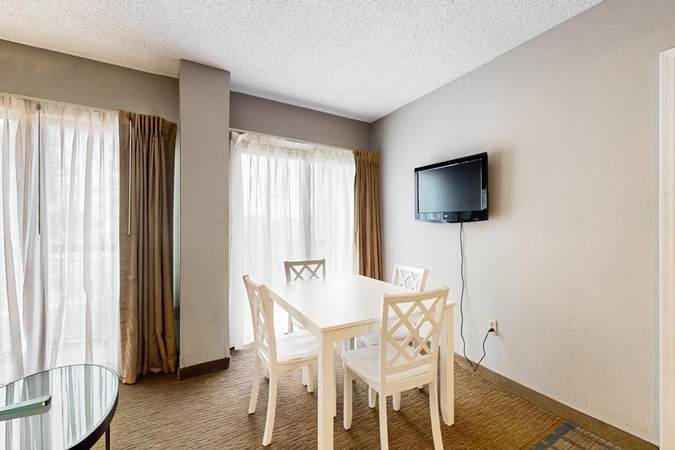 TV and multimedia, Seating area, Dining area