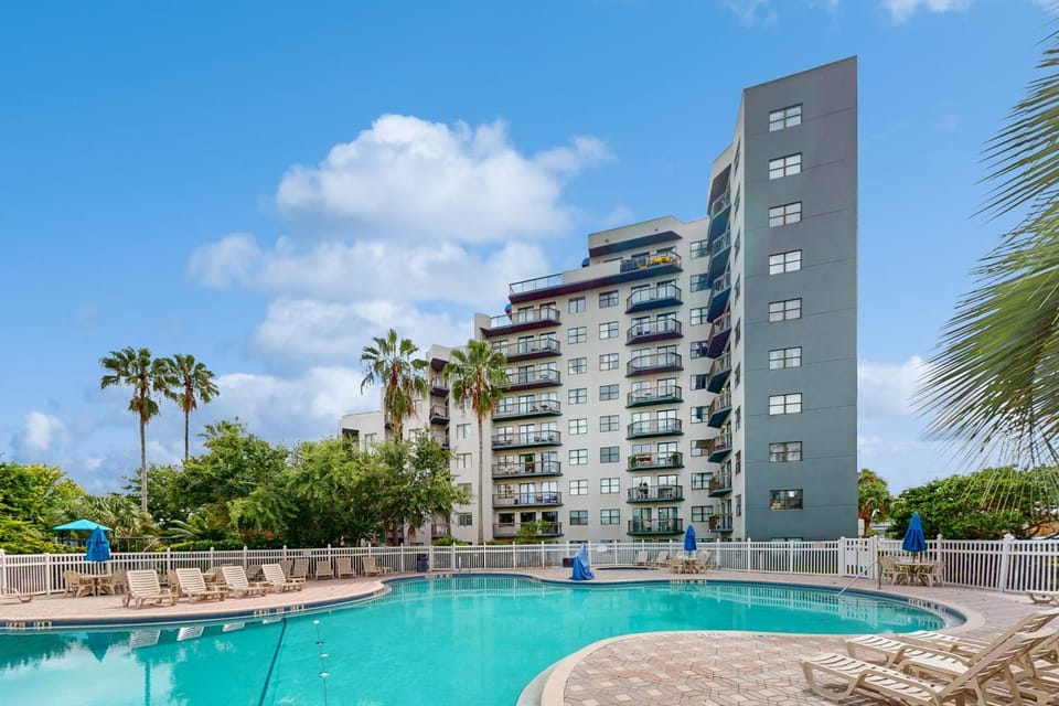 Property building, Day, Pool view, Swimming pool, sunbed