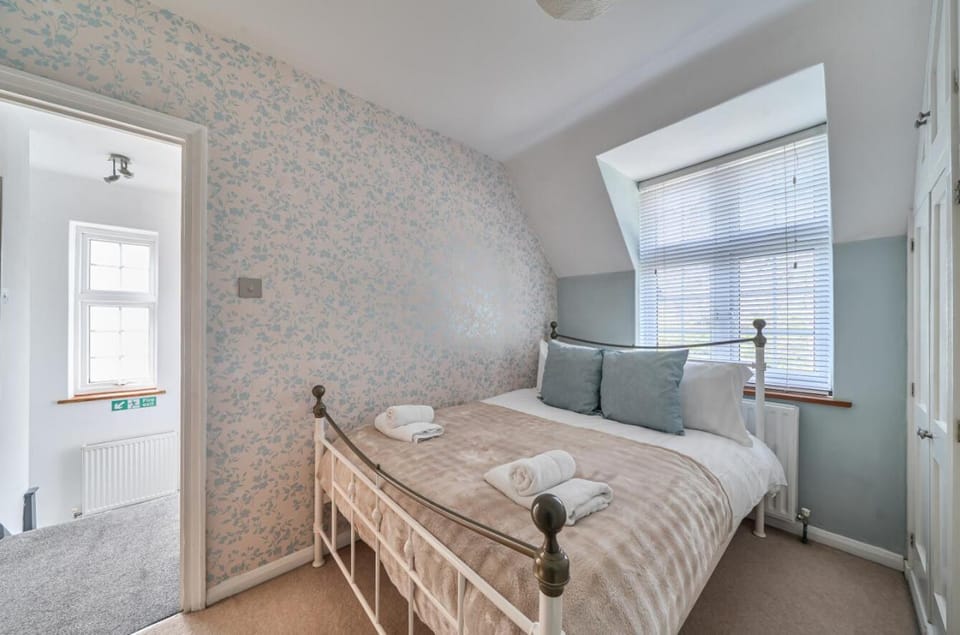 Bed, Other, Photo of the whole room, Bedroom, towels