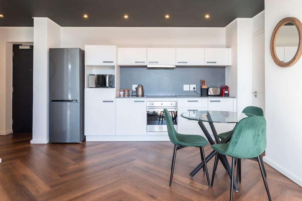 Coffee/tea facilities, Kitchen or kitchenette, Dining area, minibar, oven