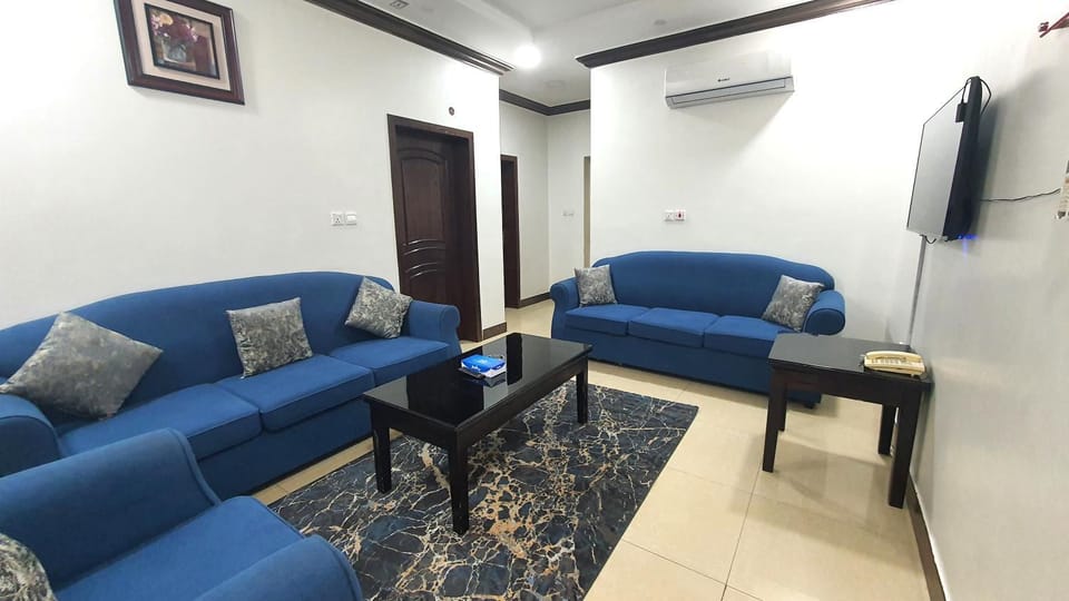 Communal lounge/ TV room, TV and multimedia, Living room, Seating area, air conditioner