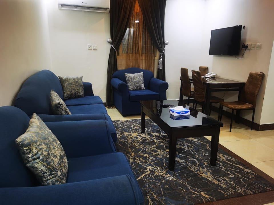 Communal lounge/ TV room, TV and multimedia, Living room, Seating area, Evening entertainment, air conditioner