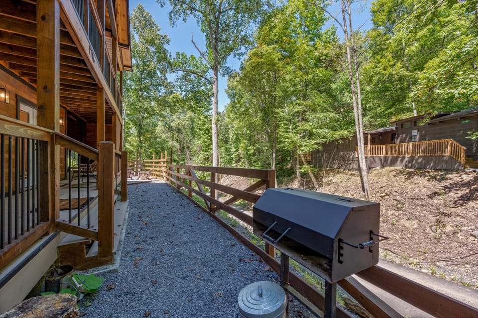 Rocky Top Retreat! Hot Tub, Games & Smoky Nights House in Gatlinburg