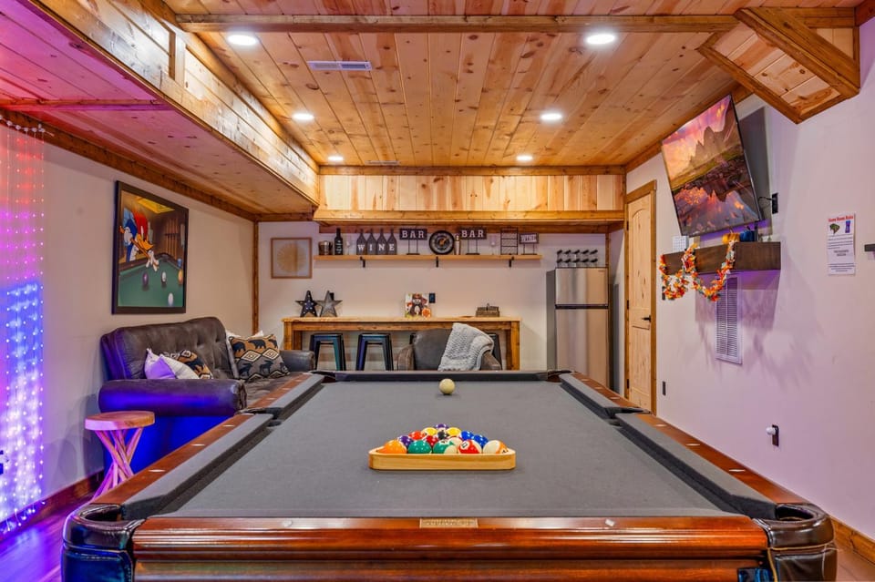 Rocky Top Retreat! Hot Tub, Games & Smoky Nights House in Gatlinburg