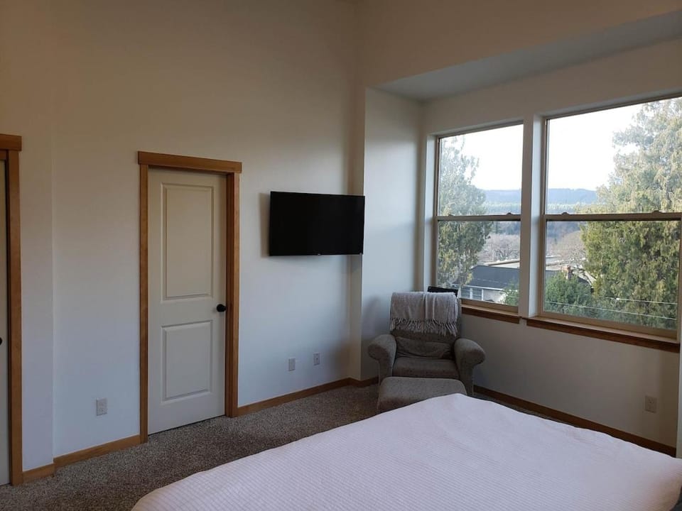 Mt Adams View, walk to downtown HR House in Hood River