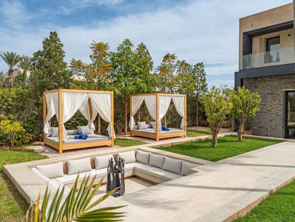 Patio, Spring, Day, Natural landscape, Garden, Seating area, Garden view, sunbed