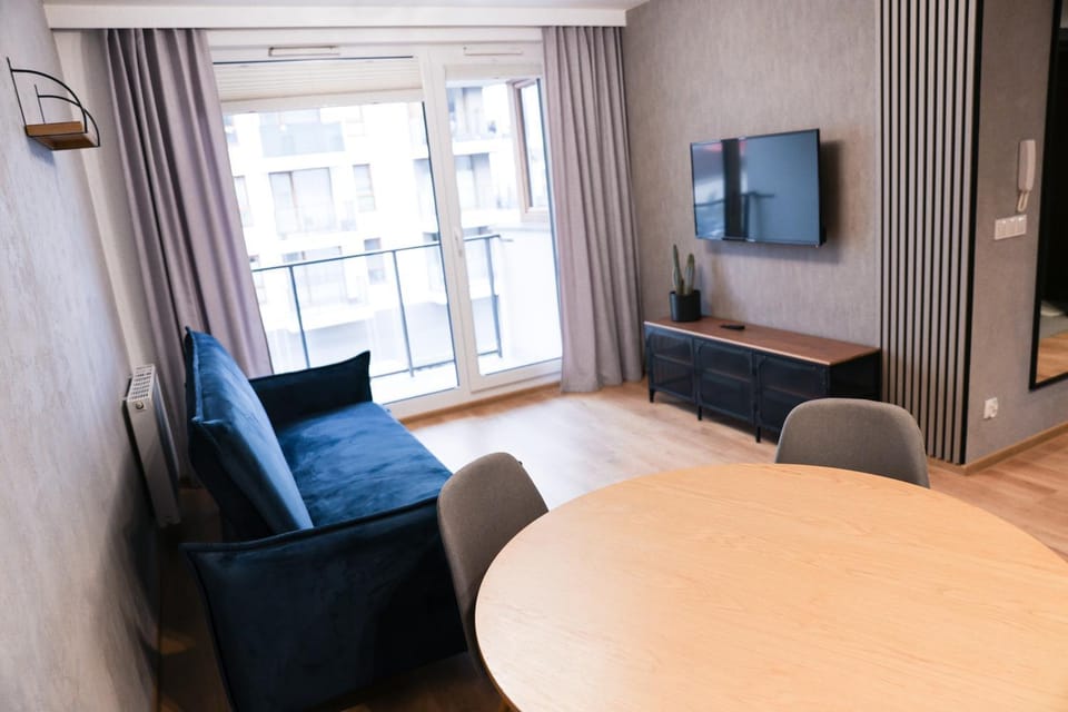 TV and multimedia, Living room, Seating area, Evening entertainment