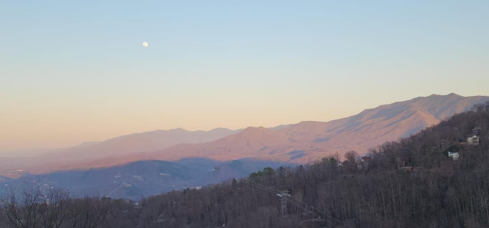 Chalet Edelweiss ~ Breathtaking Views of Mt. Le Conte and Skiing~ House in Gatlinburg