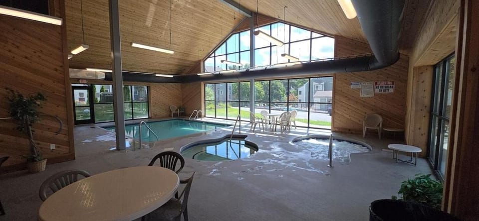 The Cub Bluff ~ Swim Year-Round-Cozy Smoky Mtn Condo in Gatlinburg Apartment in Gatlinburg