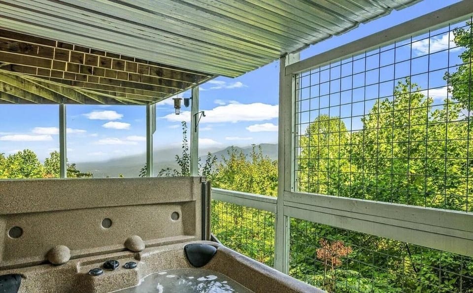 Sunrise View Chalet~Epic Mountain & Ski Lift Views House in Gatlinburg