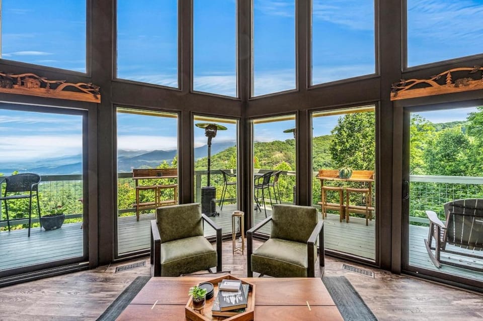 Sunrise View Chalet~Epic Mountain & Ski Lift Views House in Gatlinburg