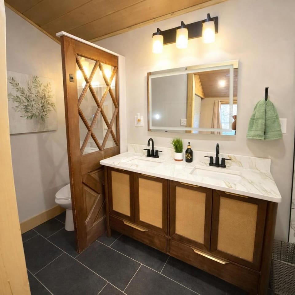 Brookside Serenity: 2 King Suites – Easy Access – Near Dollywood House in Sevier County