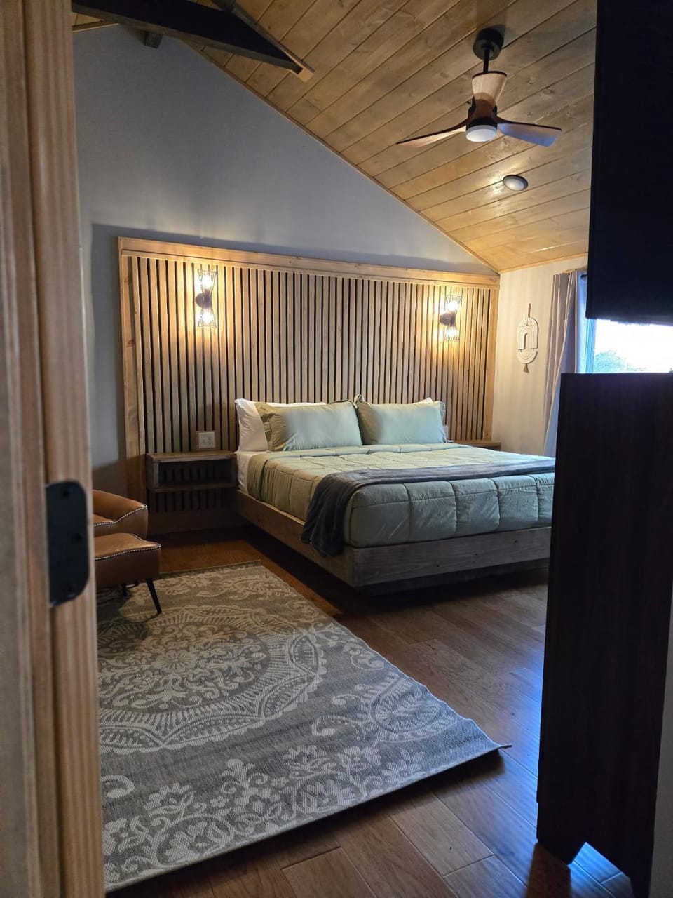 Brookside Serenity: 2 King Suites – Easy Access – Near Dollywood House in Sevier County