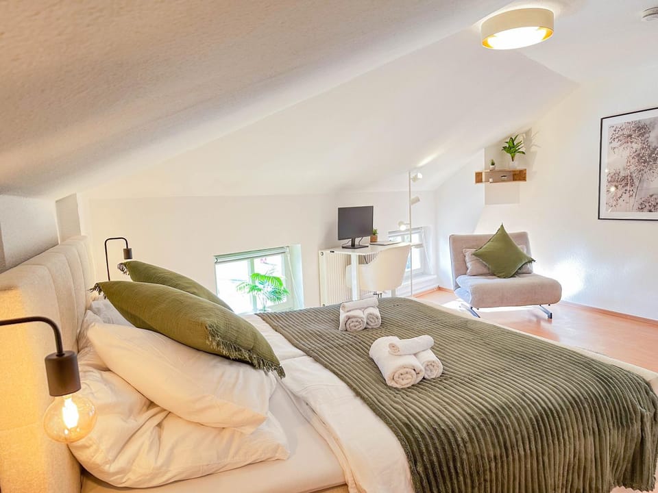 Bed, Photo of the whole room, Bedroom, towels