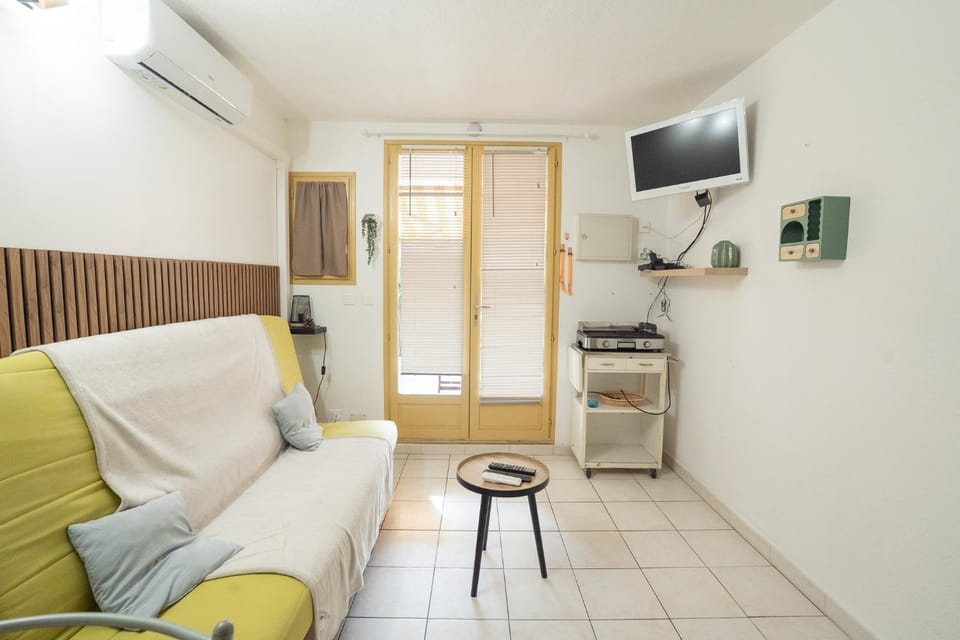 Bed, TV and multimedia, Living room, air conditioner