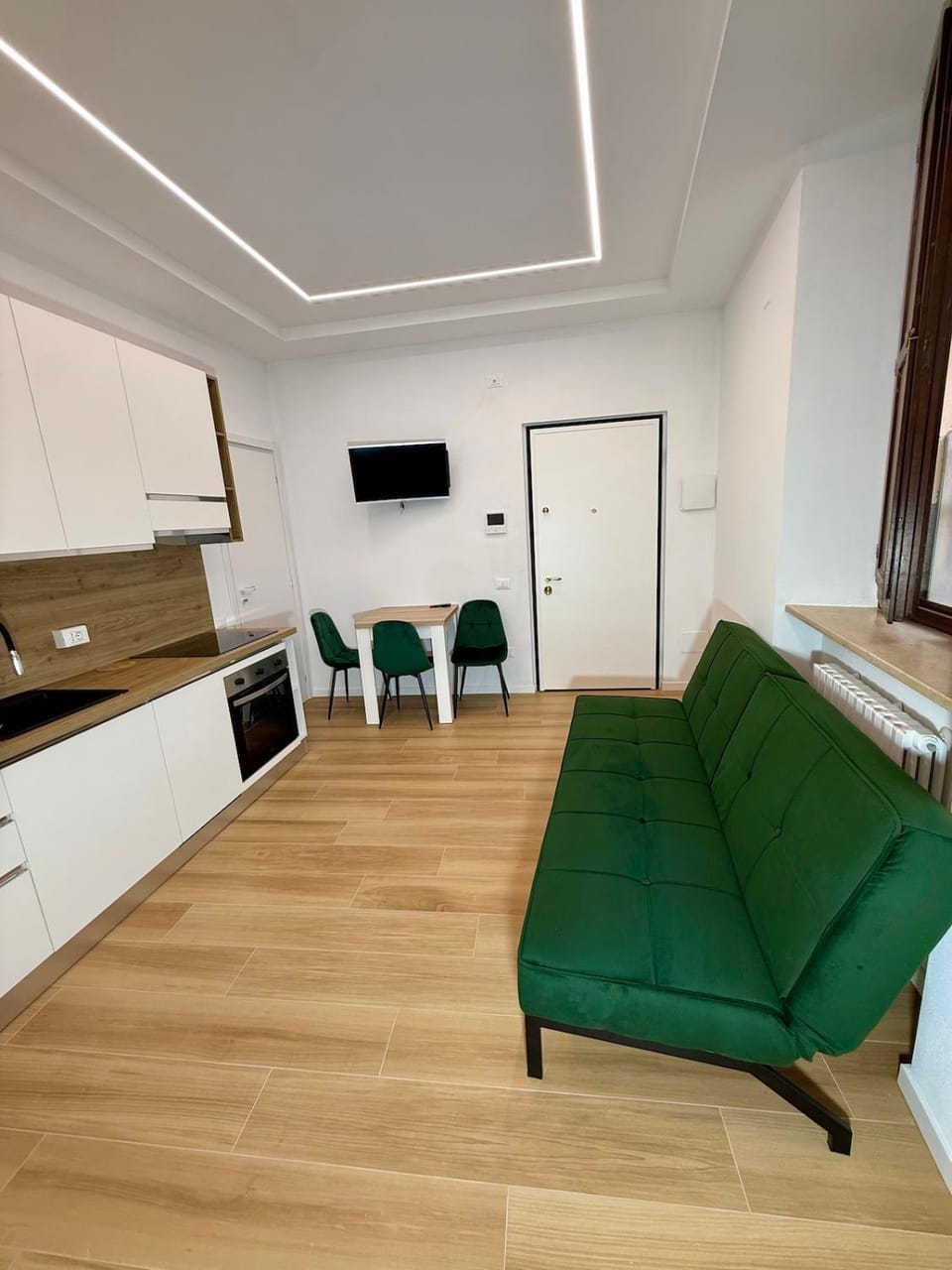 TV and multimedia, Kitchen or kitchenette, Living room, Dining area, stove