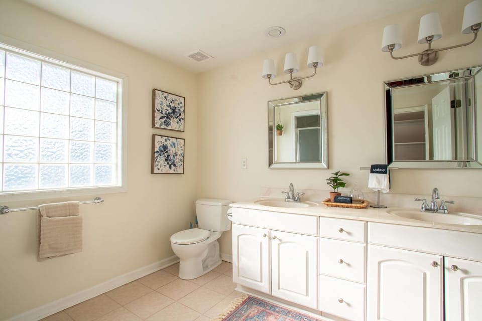 Toilet, Bathroom, towels