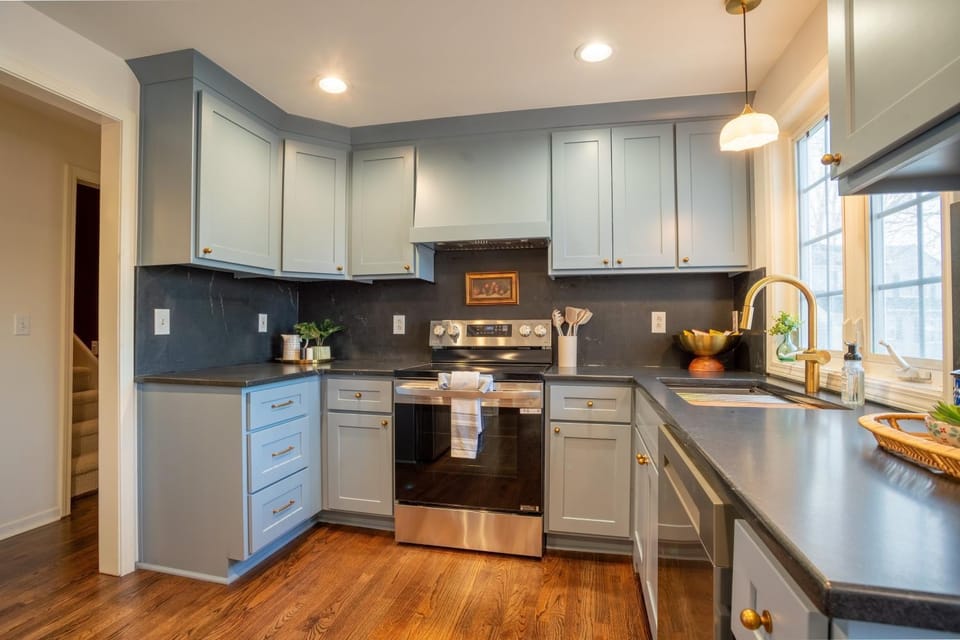 Kitchen or kitchenette, dishwasher, oven