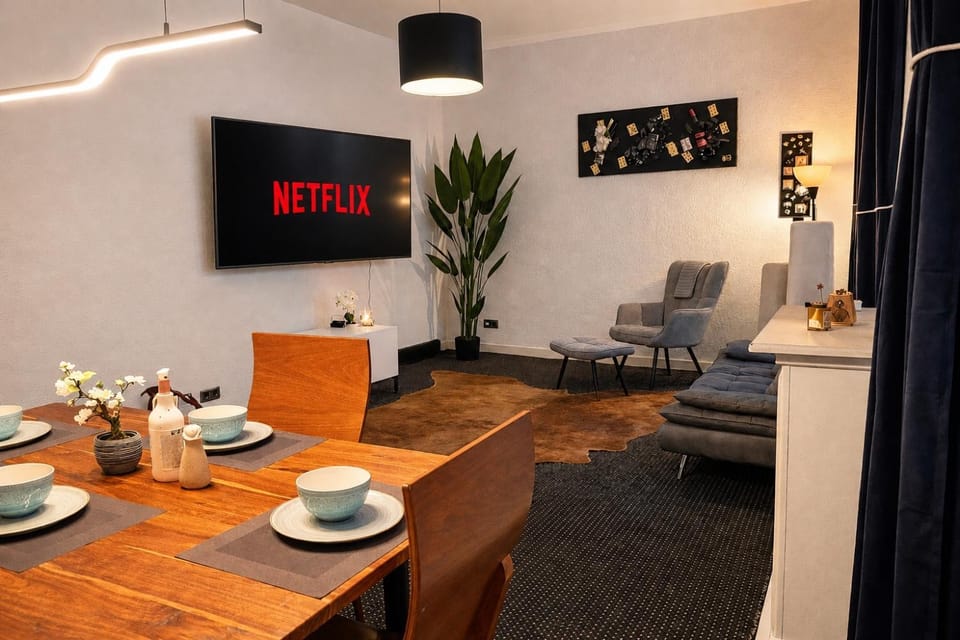TV and multimedia, Living room, Seating area, Dining area