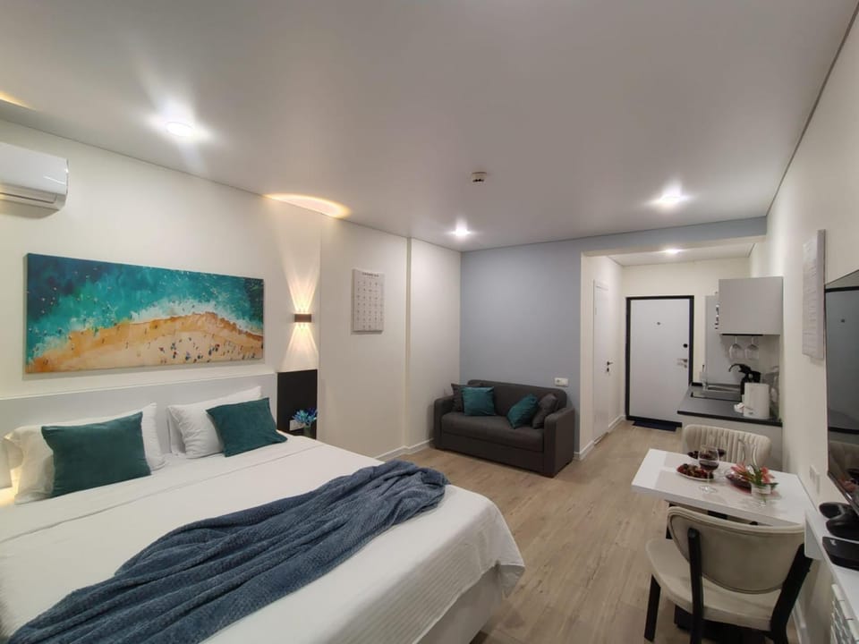 Bed, Living room, Photo of the whole room, Seating area