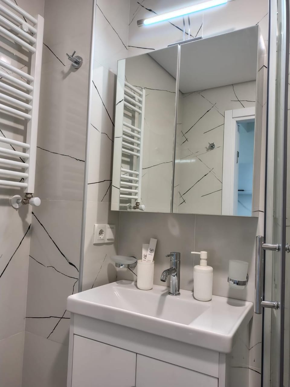Shower, Bathroom, towels