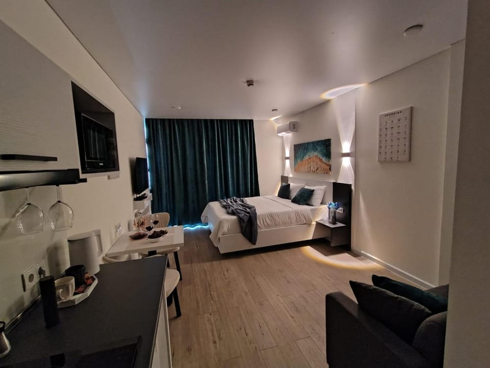 Bed, TV and multimedia, Photo of the whole room