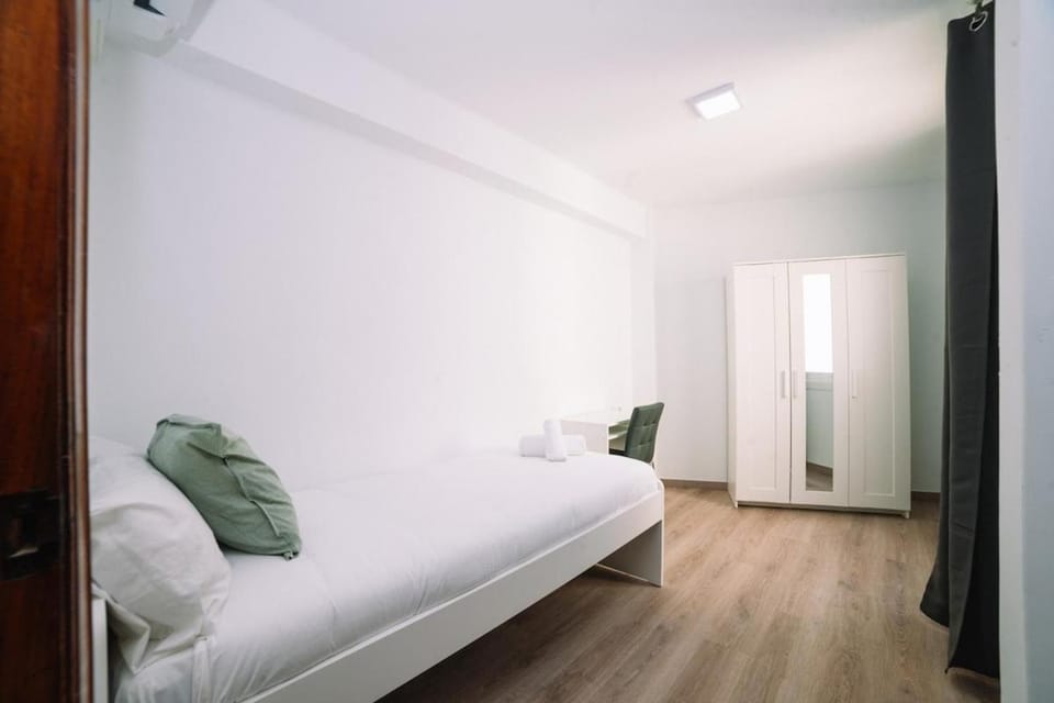Espacioso, cómodo en el centro by CABANA Rentals Apartment in Vigo
