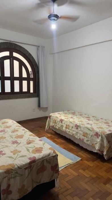 Ap de frente para praia Alugo o Quarto e banheiro privado Obs Cozinha, sala, área de serviço e varanda compartilhada Apartment in Vitoria