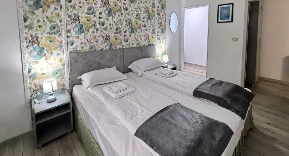 Bed, Bedroom, towels