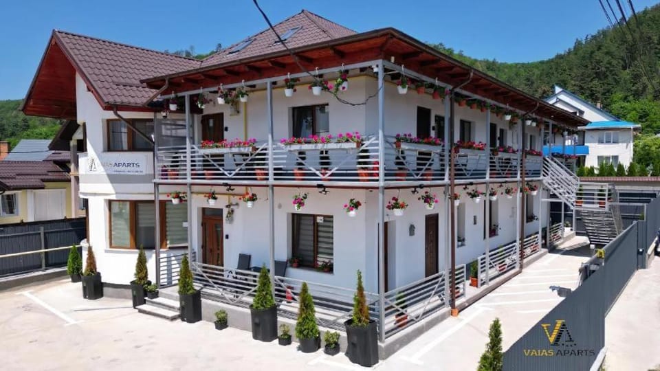 Property building, Balcony/Terrace, Mountain view, Parking