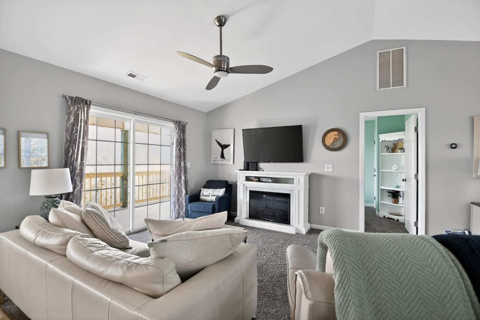 Coastal 4BR Retreat Hot tub Water Views Deck Pet-friendly House in Surf City