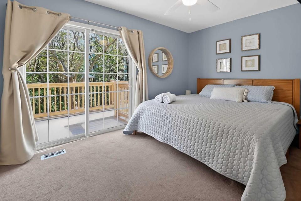 Coastal 4BR Retreat Hot tub Water Views Deck Pet-friendly House in Surf City