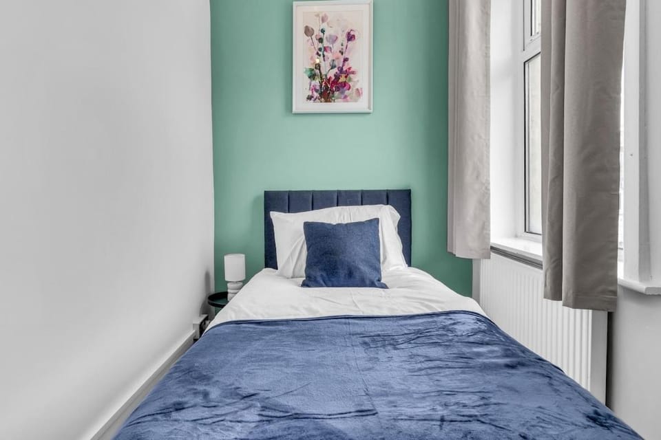 Modern Home Sleeps 3 J10 M65 Nelson Burnley House in Burnley