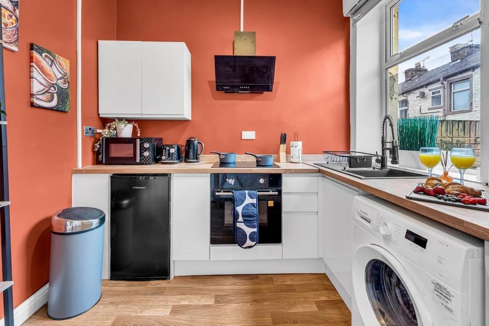 Modern Home Sleeps 3 J10 M65 Nelson Burnley House in Burnley