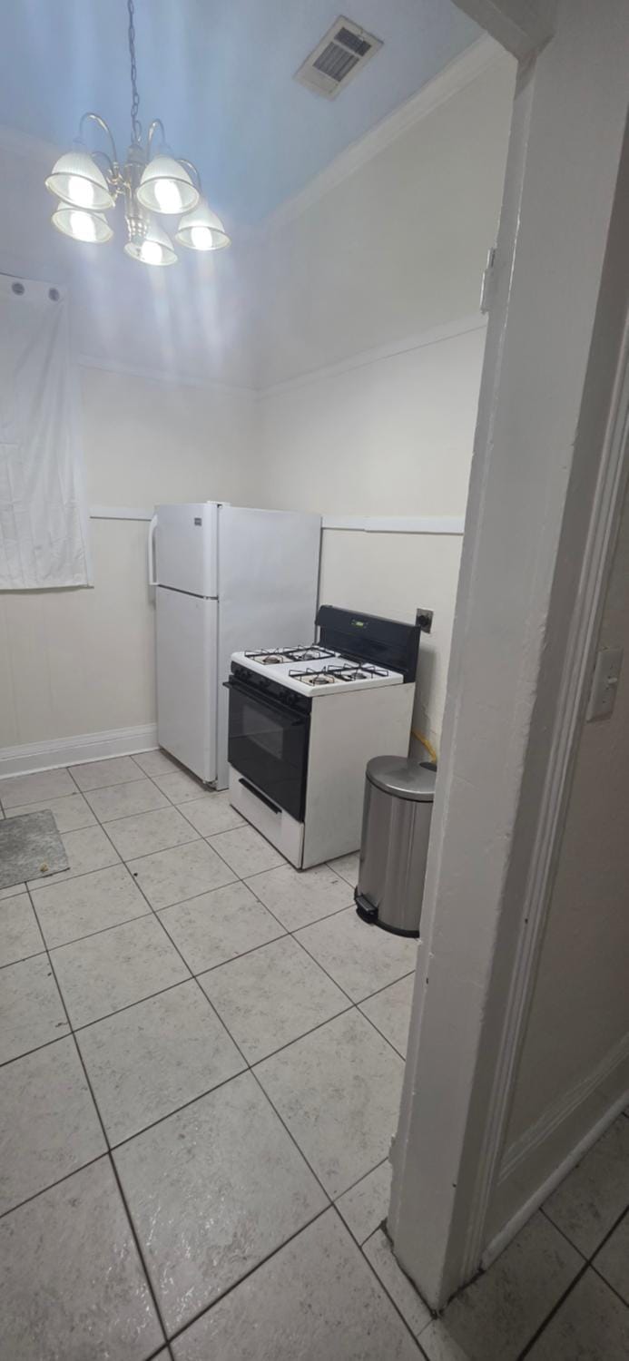 Kitchen or kitchenette, oven, kitchen