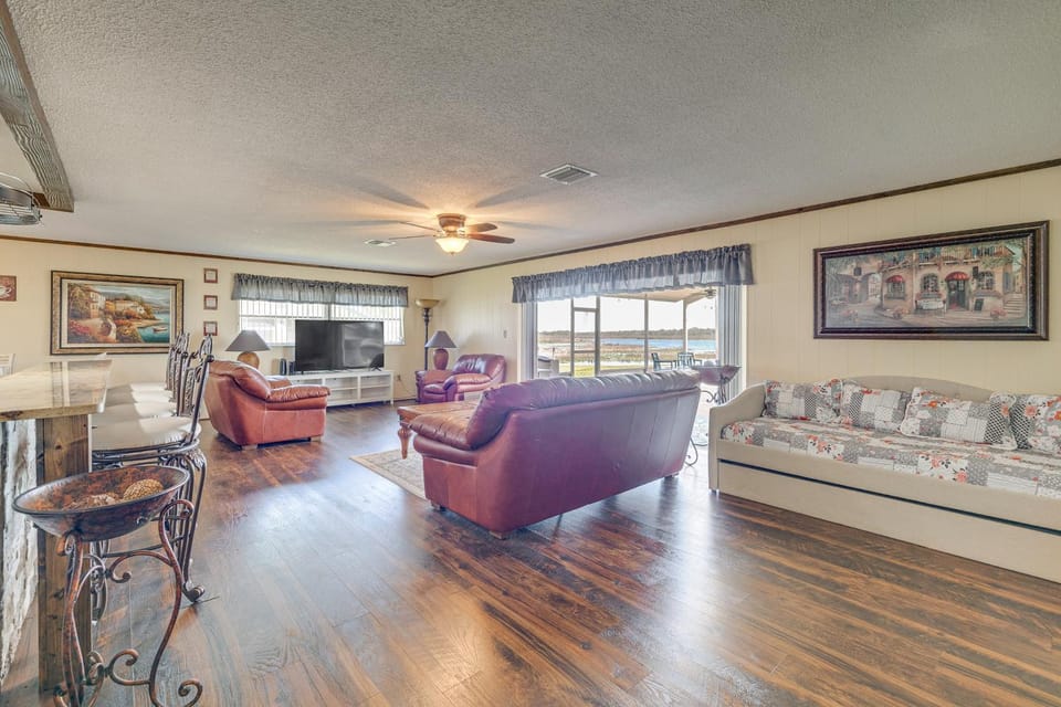 Lakefront & Poolside! Family Retreat in Hernando House in Hernando