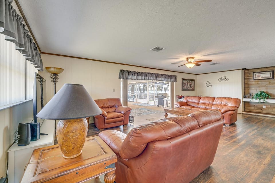Lakefront & Poolside! Family Retreat in Hernando House in Hernando