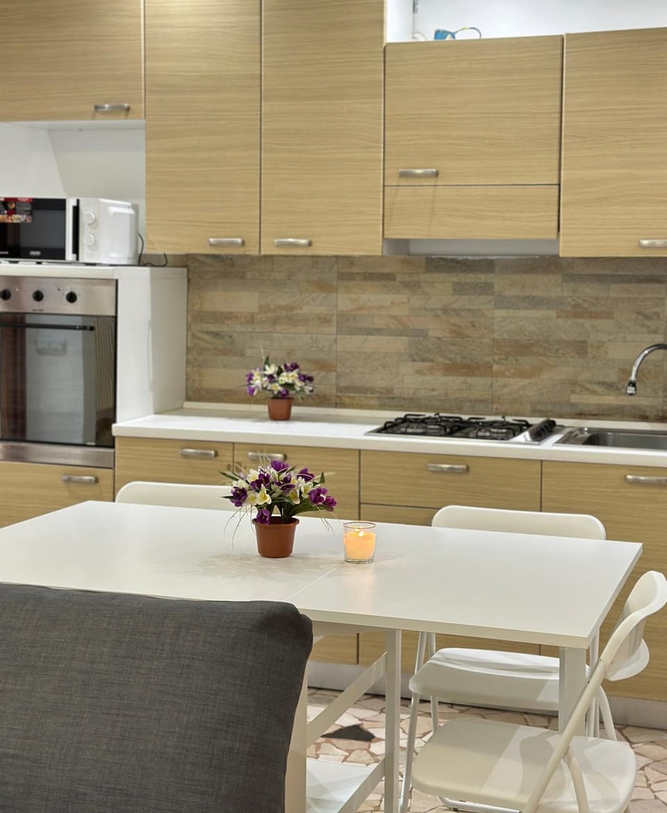 Kitchen or kitchenette, Living room, oven
