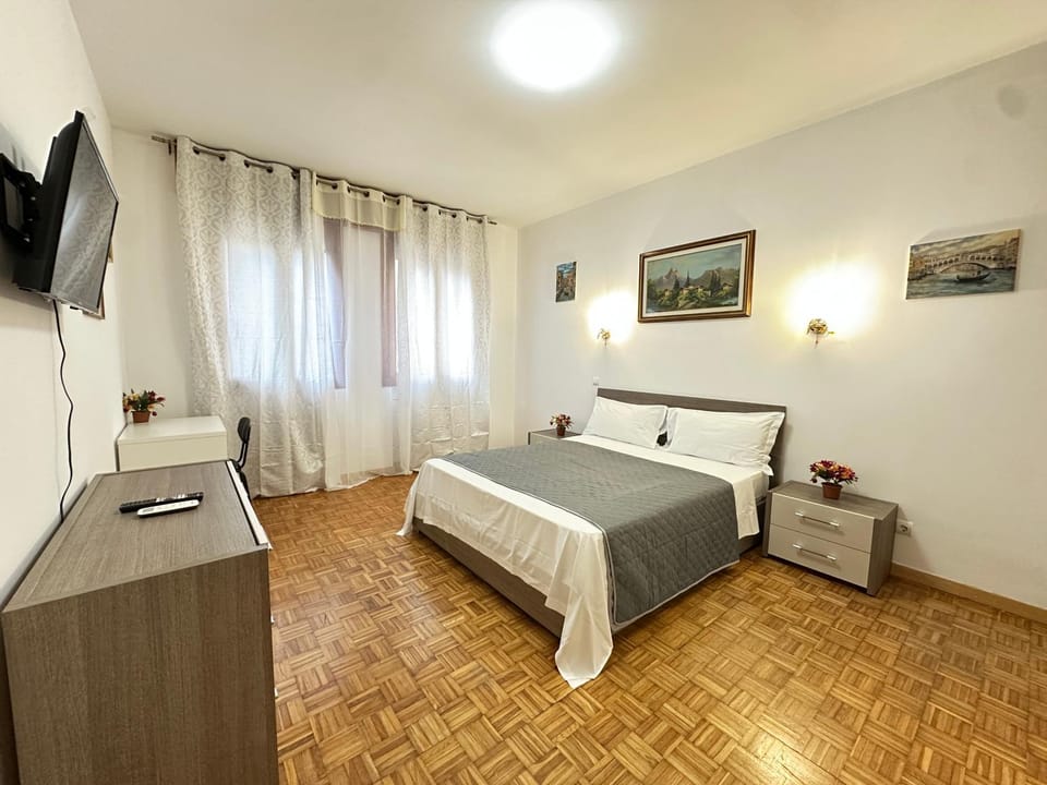Bed, TV and multimedia, Bedroom
