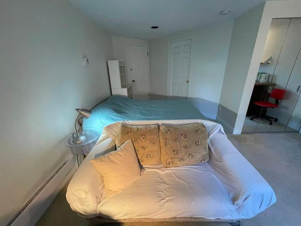 Cozy 1BR Suite Near Kerrisdale Village House in Vancouver