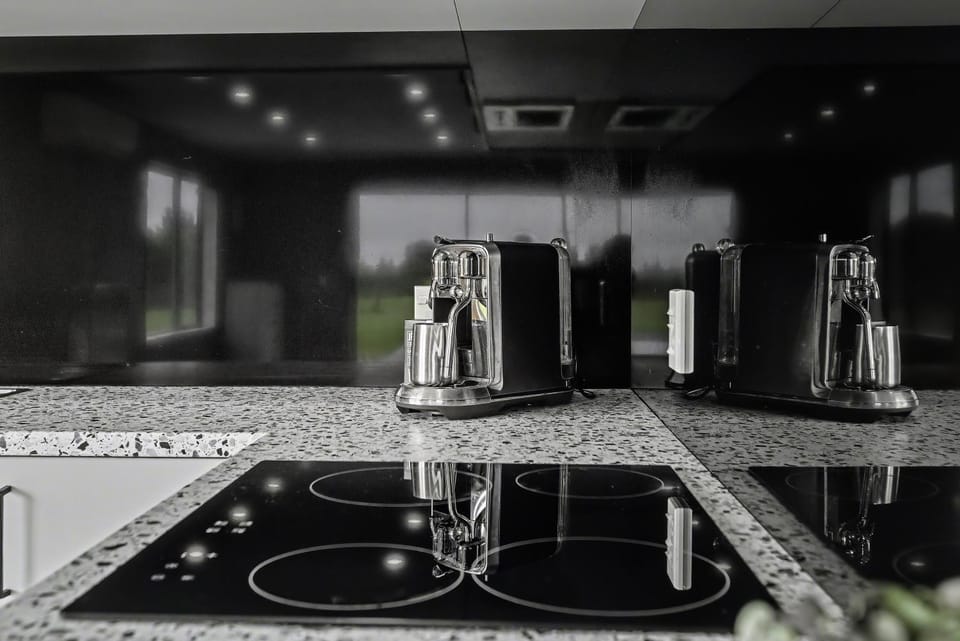 Coffee/tea facilities, Kitchen or kitchenette, stove