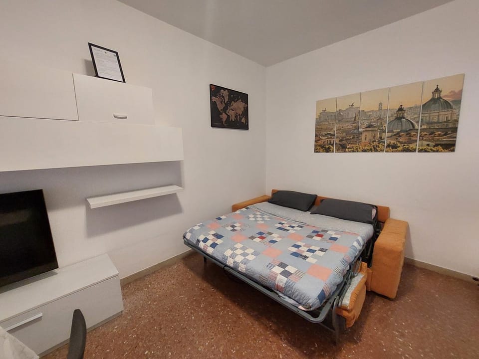 Bed, Living room, Photo of the whole room, Seating area