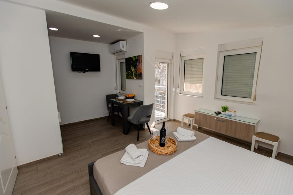 Bed, TV and multimedia, Photo of the whole room, Dining area