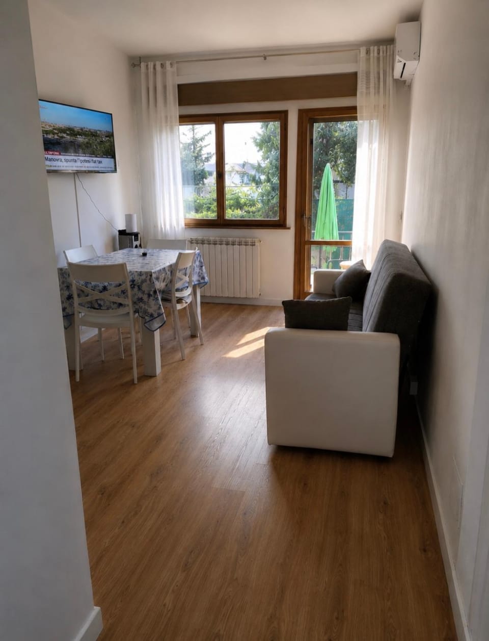 TV and multimedia, Living room, Seating area, Dining area