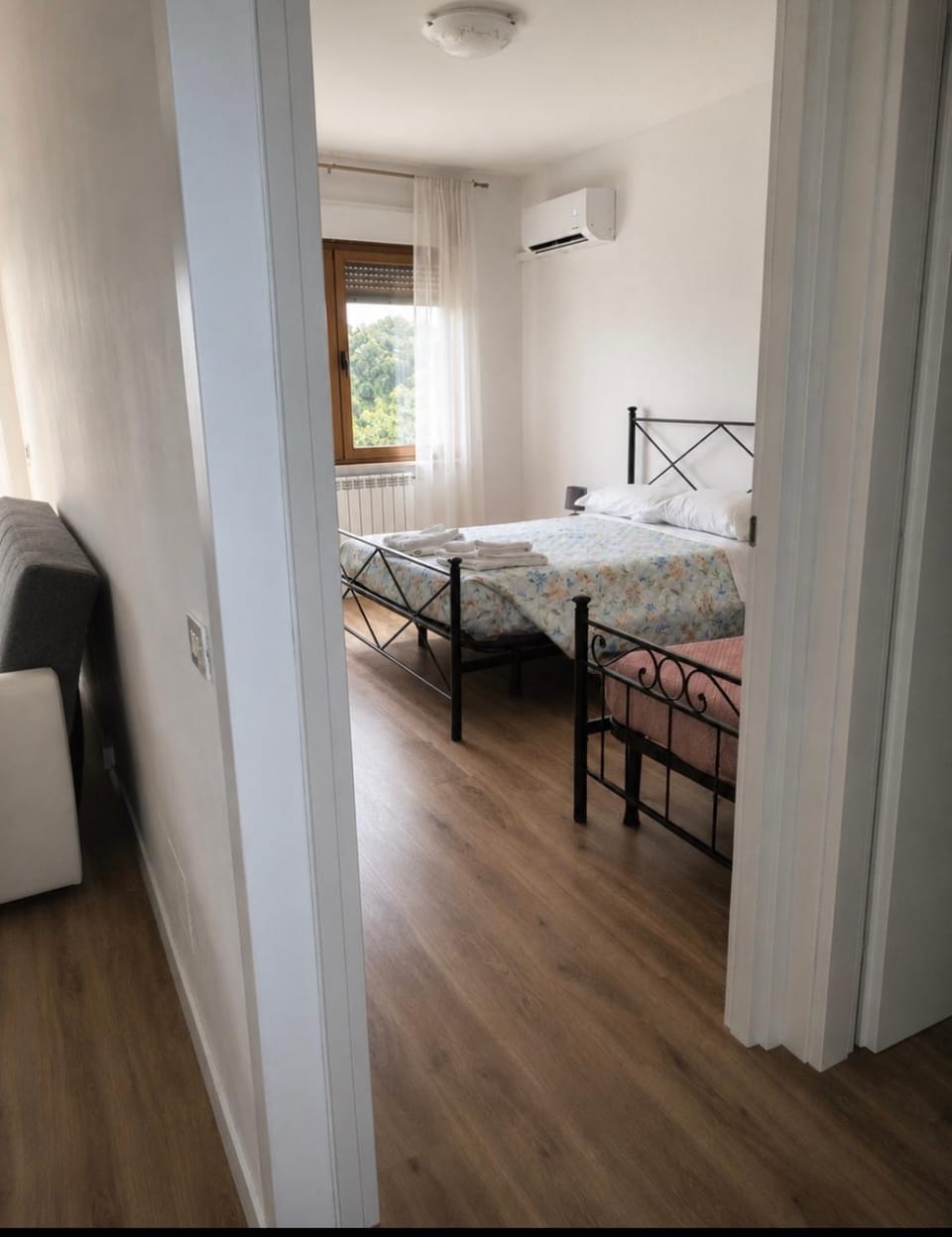Bed, Photo of the whole room, Bedroom, air conditioner