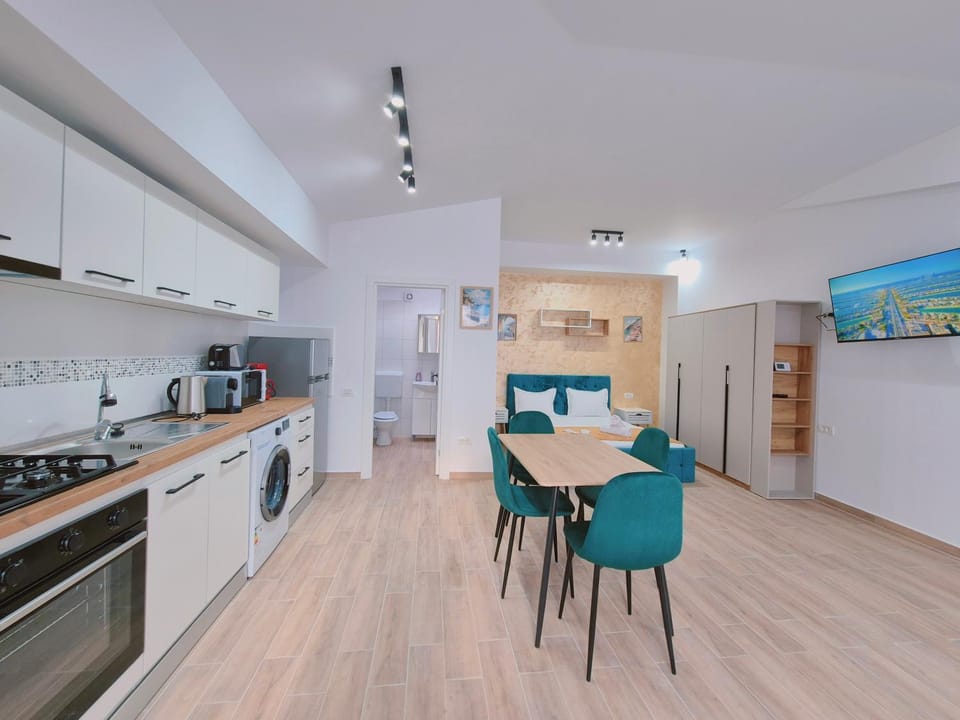 Kitchen or kitchenette, Dining area, oven, pet friendly, stove, toaster, washing machine